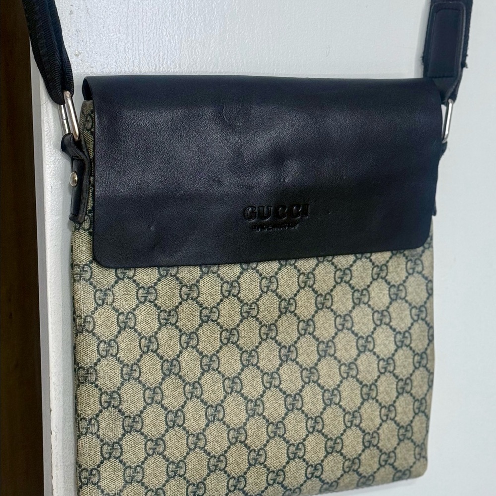 Vintage Classic Gucci Monogram Crossbody Messenger Bag 🖤🩵